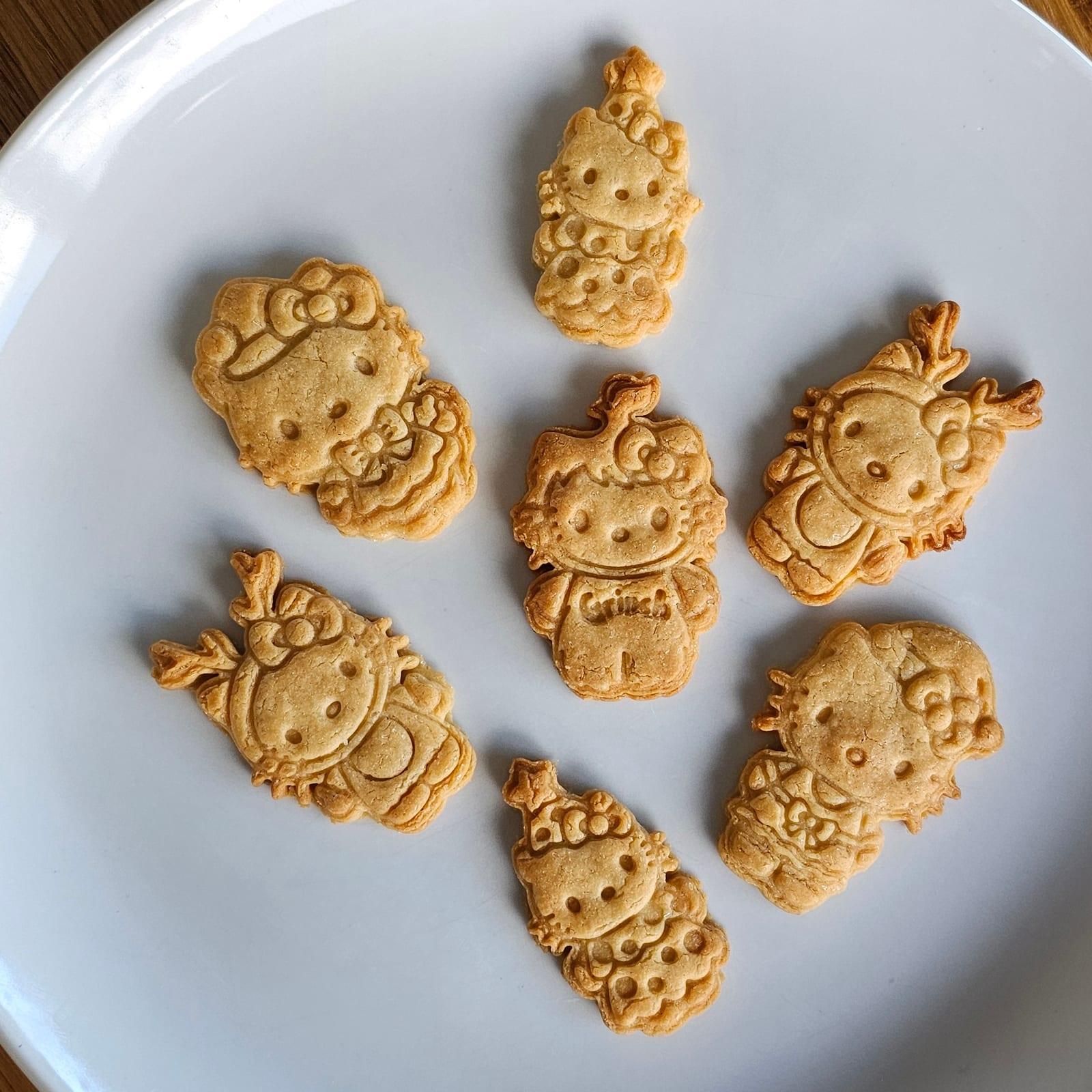 Festive Kitty Set of Five, a 3D-printed cookie cutter, view 3